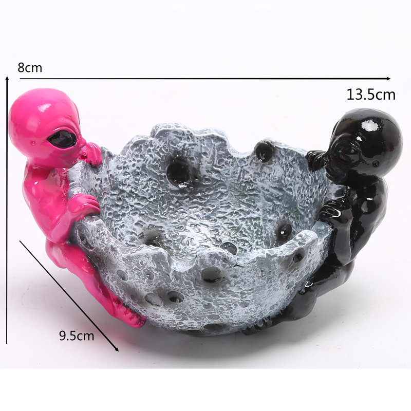 Aliens Shaped Resin Ashtray With Smoking Small Size Mix Colors 13.5cm OEM